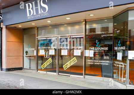 Liverpool. 11Th Aug 2016. Les rechercheurs de chalut à travers les allées de vente avec d'énormes réductions sur l'offre de Store BHS dans le centre-ville de Liverpool. Avec des vêtements suspendus rails défraîchie et l'ancien magasin de vêtements en désordre, les réductions ont peu fait pour attirer les acheteurs. Credit : Cernan Elias/Alamy Live News Banque D'Images