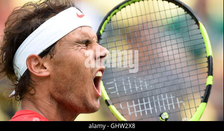 Rio de Janeiro, Brésil. Août 11, 2016. Rafael Nadal l'Espagne réagit contre Gilles Simon de France pendant masculin 3e match de tennis au Jeux Olympiques de Rio 2016 à Rio de Janeiro, Brésil, le 11 août 2016. Rafael Nadal a remporté le match 2-0. Credit : Yue Yuewei/Xinhua/Alamy Live News Banque D'Images