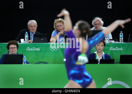 Rio de Janeiro, RJ, Brésil. Août 11, 2016. USA's Simone Biles a remporté le titre de la femme dans la gymnastique et sa coéquipière Alexandra Raisman a remporté l'argent. Observer de près les juges au cours de l'exercice au sol. ] Jeux Olympiques d'été de 2016 Brazil.brian.peterson@startribune.com.Rio - Rio de Janeiro, Brésil - 08/11/2016. Crédit : Brian Peterson/Star Tribune/ZUMA/Alamy Fil Live News Banque D'Images