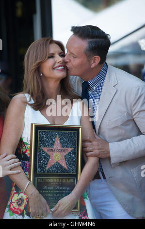 Los Angeles, USA. Août 11, 2016. L'actrice américaine et producteur Roma Downey est embrassé par son mari au cours d'une cérémonie qu'elle reçoit une étoile sur le Hollywood Walk of Fame à Los Angeles, États-Unis, le 11 août 2016. © Yang Lei/Xinhua/Alamy Live News Banque D'Images