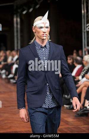 Copenhague, Danemark - 11 août 2016 : A model à l'uniforme pour les montrer lors de la Copenhagen Fashion Week Spring/Summer2017. Credit : OJPHOTOS/Alamy Live News Banque D'Images