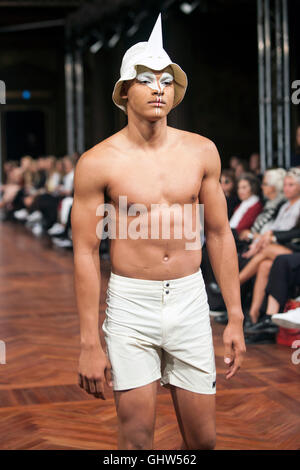 Copenhague, Danemark - 11 août 2016 : A model à l'uniforme pour les montrer lors de la Copenhagen Fashion Week Spring/Summer2017. Credit : OJPHOTOS/Alamy Live News Banque D'Images