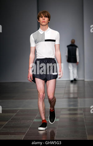 Copenhague, Denmmark - Août 11, 2016 : A model au Ellen show Pedersen à l'Hôtel de ville de Copenhague Copenhague pendant la Fashion Week Spring/Summer2017. Credit : OJPHOTOS/Alamy Live News Banque D'Images
