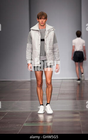 Copenhague, Denmmark - Août 11, 2016 : A model au Ellen show Pedersen à l'Hôtel de ville de Copenhague Copenhague pendant la Fashion Week Spring/Summer2017. Credit : OJPHOTOS/Alamy Live News Banque D'Images