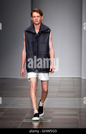 Copenhague, Denmmark - Août 11, 2016 : A model au Ellen show Pedersen à l'Hôtel de ville de Copenhague Copenhague pendant la Fashion Week Spring/Summer2017. Credit : OJPHOTOS/Alamy Live News Banque D'Images