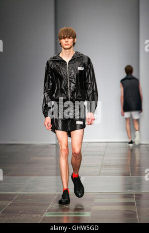 Copenhague, Denmmark - Août 11, 2016 : A model au Ellen show Pedersen à l'Hôtel de ville de Copenhague Copenhague pendant la Fashion Week Spring/Summer2017. Credit : OJPHOTOS/Alamy Live News Banque D'Images