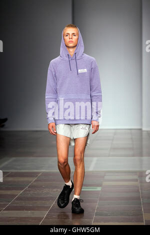Copenhague, Denmmark - Août 11, 2016 : A model au Ellen show Pedersen à l'Hôtel de ville de Copenhague Copenhague pendant la Fashion Week Spring/Summer2017. Credit : OJPHOTOS/Alamy Live News Banque D'Images
