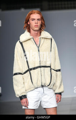 Copenhague, Denmmark - Août 11, 2016 : A model au Ellen show Pedersen à l'Hôtel de ville de Copenhague Copenhague pendant la Fashion Week Spring/Summer2017. Credit : OJPHOTOS/Alamy Live News Banque D'Images