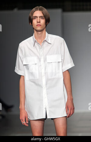 Copenhague, Denmmark - Août 11, 2016 : A model au Ellen show Pedersen à l'Hôtel de ville de Copenhague Copenhague pendant la Fashion Week Spring/Summer2017. Credit : OJPHOTOS/Alamy Live News Banque D'Images