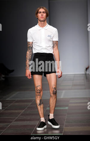 Copenhague, Denmmark - Août 11, 2016 : A model au Ellen show Pedersen à l'Hôtel de ville de Copenhague Copenhague pendant la Fashion Week Spring/Summer2017. Credit : OJPHOTOS/Alamy Live News Banque D'Images