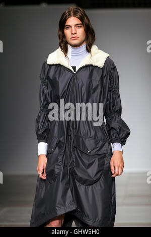 Copenhague, Denmmark - Août 11, 2016 : A model au Ellen show Pedersen à l'Hôtel de ville de Copenhague Copenhague pendant la Fashion Week Spring/Summer2017. Credit : OJPHOTOS/Alamy Live News Banque D'Images