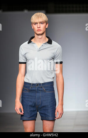 Copenhague, Denmmark - Août 11, 2016 : A model au Ellen show Pedersen à l'Hôtel de ville de Copenhague Copenhague pendant la Fashion Week Spring/Summer2017. Credit : OJPHOTOS/Alamy Live News Banque D'Images