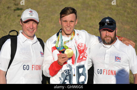 Rio de Janeiro. Le Brésil. 11 août, 2016. Joe Clarke (GBR) avec sa médaille d'or du K1M et fans. Mens C2. En slalom. White Water Centre. X-Park. Deodoro. Rio de Janeiro. Le Brésil. 11/08/2016. Credit : Sport en images/Alamy Live News Banque D'Images