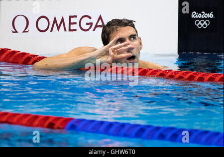 Rio de Janeiro, RJ, Brésil. Août 11, 2016. MICHAEL PHELPS de Team USA contenir jusqu'à quatre doigts, il célèbre remportant médaille d'or chez les hommes 200 m quatre nages finale aux Jeux Olympiques de Rio 2016 à Rio. Michael Phelps remporte la médaille d'or 22. Crédit : Paul Kitagaki Jr./ZUMA/Alamy Fil Live News Banque D'Images