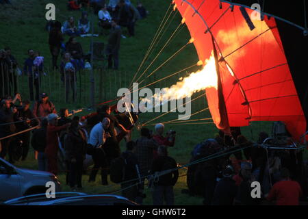 Bristol, Royaume-Uni. 12 août 2016. Le ballon de masse de la matinée du deuxième jour de la Bristol Balloon Fiesta est annulé en raison de rafales de vent. Daniel Crawford/Alamy live news Banque D'Images