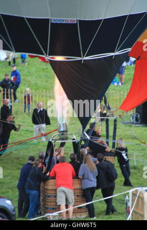 Bristol, Royaume-Uni. 12 août 2016. Le ballon de masse de la matinée du deuxième jour de la Bristol Balloon Fiesta est annulé en raison de rafales de vent. Daniel Crawford/Alamy live news Banque D'Images