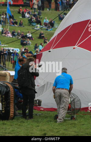 Bristol, Royaume-Uni. 12 août 2016. Le ballon de masse de la matinée du deuxième jour de la Bristol Balloon Fiesta est annulé en raison de rafales de vent. Daniel Crawford/Alamy live news Banque D'Images