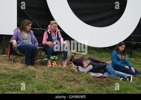 Bristol, Royaume-Uni. 12 août 2016. Le ballon de masse de la matinée du deuxième jour de la Bristol Balloon Fiesta est annulé en raison de rafales de vent. Daniel Crawford/Alamy live news Banque D'Images