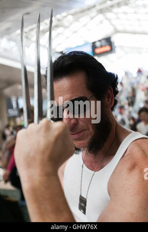 Tokyo, Japon. 12 août, 2016. Cosplayeur pose pour une photo lors de la marché de la bande dessinée 90 (Comiket) Événement à Tokyo Big Sight le 12 août 2016, Tokyo, Japon. Beaucoup de fans de manga et anime cosplay portant la queue au soleil pour la première journée de Comiket. Le Comiket a été créé en 1975 et se concentre sur les manga, anime, cosplay et jeux. Les organisateurs attendent plus de 500 000 visiteurs à assister à cette année, l'événement qui dure trois jours jusqu'au 14 août. Credit : Rodrigo Reyes Marin/AFLO/Alamy Live News Banque D'Images