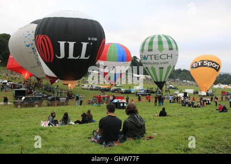 Bristol, Royaume-Uni. 12 août 2016. Le ballon de masse de la matinée du deuxième jour de la Bristol Balloon Fiesta est annulée en raison de conditions météorologiques défavorables Credit : Bliss Lane/Alamy Live News Banque D'Images