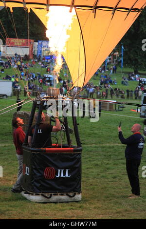 Bristol, Royaume-Uni. 12 août 2016. Le ballon de masse de la matinée du deuxième jour de la Bristol Balloon Fiesta est annulée en raison de conditions météorologiques défavorables Credit : Bliss Lane/Alamy Live News Banque D'Images