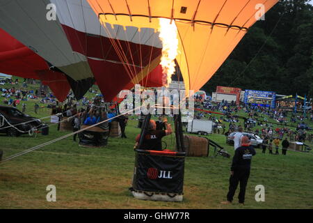 Bristol, Royaume-Uni. 12 août 2016. Le ballon de masse de la matinée du deuxième jour de la Bristol Balloon Fiesta est annulée en raison de conditions météorologiques défavorables Credit : Bliss Lane/Alamy Live News Banque D'Images