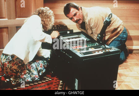 RUNAWAY - SPINNEN DES TODES- Sgt. Jack Ramsey (Tom Selleck), Polizist einer Spezialeinheit, kämpft gegen einen Verbrecher, der Roboter zu gefährlichen Waffen und verkauft umfunktioniert un Terroristen. Unterstützt wird er von senneur Kollegin Sgt. Karen Thomson (CYNTHIA RHODES). Régie : Michael Crichton aka. Runaway Banque D'Images
