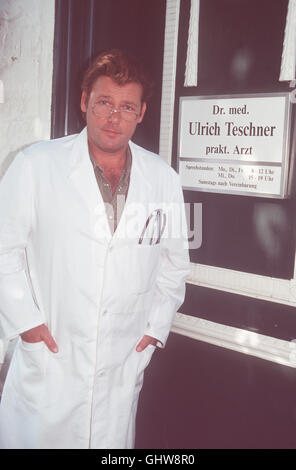 DER LANDARZT mit WALTER PLATHE als Landarzt Dr Teschner aka. Urlaub Banque D'Images