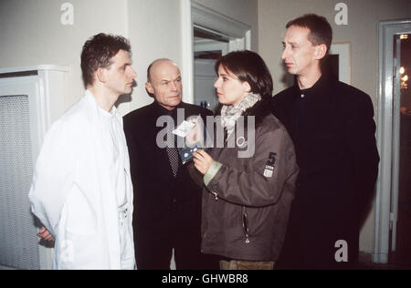 DER MÖRDER MEINER DANS NÄHE- Neuer Kinofilm : Hauptkommissarin Annabelle Schuster sucht den Killer mit der Maske, dessen letztes Opfer Sylvie Gittes, Die Frau des schönheitschirurgen, ist. Foto vlnr. : Markus (DOMINIQUE HORWITZ), BÜlts (VOLKMAR KLEINERT), Annabelle (DESIREE NOSB.S.), Dieter VON SOHLEN. Regie : Bernd BÜhlich Banque D'Images