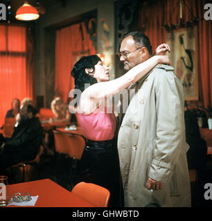 SOKO 5113 Folge : Ein für Mordfall Göttmann tödliche Schüsse auf den Großindustriellen Alfred Kronberg. KHK Göttmann (WERNER KREINDL) erledigt mehr und mehr persönliches Interesse an dem Fall, weshalb der SOKO der Fall entzogen wird. Göttmann trotzdem ermittelt. Voir mit E. NUISSL. Regie : Ulrich Stark aka. Für ein Mordfall Göttmann Banque D'Images