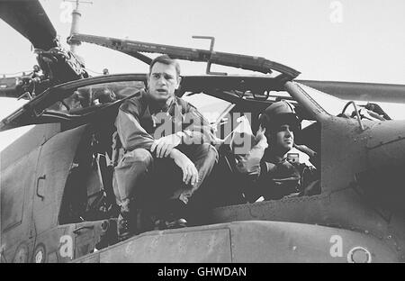 AIRBORNE - FLÜGEL AUS STAHL- Das amerikanische Flieger-As Jake Preston wird mit anderen Mitgliedern einer Spezialeinheit am hypermodernen Apache-Kampfhubschrauber waffenstrotzende - eine ausgebildet High-Tech-Maschine mit über 1700 PS. Damit soll ein Einsatz gegen das südamerikanische Drogenkartell geflogen werden. Bild : Tommy Lee Jones, NICOLAS CAGE Regie : David Green aka. Les oiseaux de feu Banque D'Images