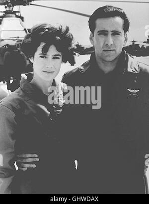 AIRBORNE - FLÜGEL AUS STAHL- Das amerikanische Flieger-As Jake Preston (NICOLAS CAGE) und seine Ex-Freundin Billie Lee (SEAN YOUNG) werden mit anderen Mitgliedern einer Spezialeinheit am hypermodernen Apache-Kampfhubschrauber waffenstrotzende - eine ausgebildet High-Tech-Maschine mit über 1700 PS. Damit soll ein Einsatz gegen das südamerikanische Drogenkartell geflogen werden. Jake und die Billie plötzlich fest, dass ihre Liebe ist immer noch nicht erloschen Regie : David Green aka. Les oiseaux de feu Banque D'Images
