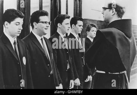 DIE HIMMELSSTÜRMER- der junge Michael Dunn tritt in die katholische Saint Basil's School, une Franziskanerschule à New York, ein. Doch schon bald muß er erfahren, dass sich im Ordensbrüder ausgesprochene Sadisten LehrKörper der tummeln, die barbarische Erziehungsmethoden Machtansprüche abschreckende und haben. Zusammen mit vier Freunden Michael versucht sich, rigiden übeholten in dem Erziehungssystems entgegenzustellen Regelsystem. Foto vlnr. : Corbet (Patrick Dempsey), César (MALCOLM DANARE), Michael Dunn (ANDREW McCARTHY), Rooney (KEVIN DILLON), Williams (STEPHEN GEOFFREYS), Bruder Banque D'Images