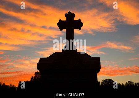 Le coucher du soleil, le cimetière Sacré Coeur, New Britain, Connecticut Banque D'Images