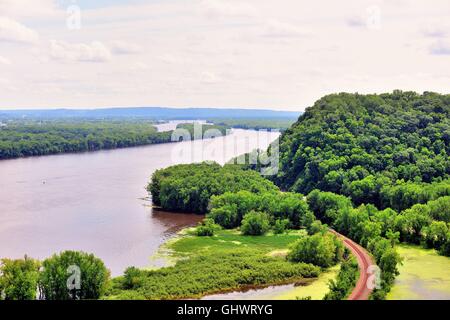 Une seule piste railroad embranchement des courbes dans son voyage le long des rives de la rivière Mississippi près de Harpers Ferry, Iowa, États-Unis. Banque D'Images