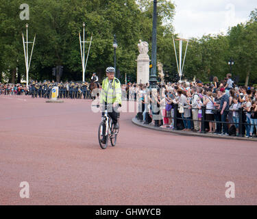 Les agents de police à vélo regarder les foules à la relève de la garde à Londres, Angleterre Banque D'Images
