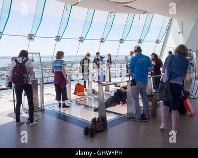 Les touristes sur la terrasse d'observation de la tour Spinnaker à Portsmouth, Angleterre Banque D'Images