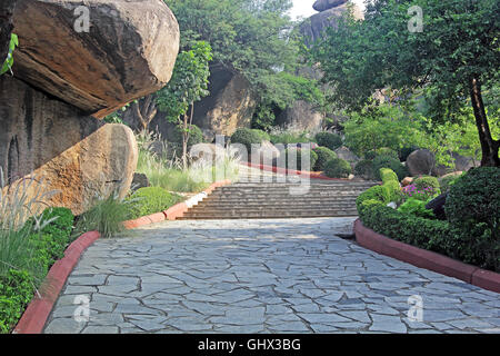 Sentier de rampe pavée et étapes dans la pittoresque jardin rocheux Banque D'Images