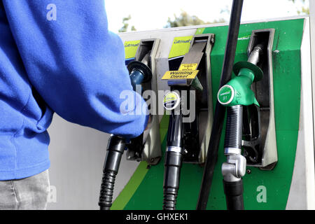 Le remplissage des mâles adultes à essence BP - pompe à essence de la British Petroleum à Melbourne Australie Victoria Banque D'Images