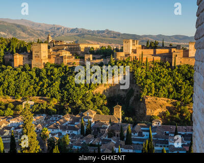 L'Alhambra comme vu d'un point de vue juste en dessous de la Plaza de San Nicolas à Grenade, Espagne. Banque D'Images