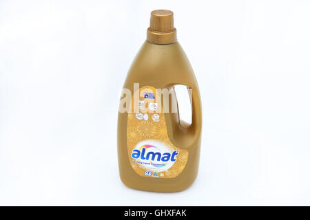 Australian Aldi Almat blanchisserie produits liquides contre fond blanc Banque D'Images