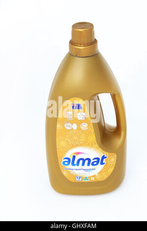 Australian Aldi Almat blanchisserie produits liquides contre fond blanc Banque D'Images