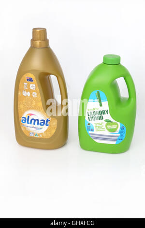 Produits liquides blanchisserie Aldi australienne contre fond blanc Banque D'Images