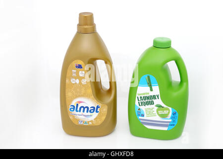 Australian Aldi Almat blanchisserie produits liquides contre fond blanc Banque D'Images