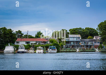 Des bateaux et des bâtiments dans le port de Hyannis, Cape Cod, Massachusetts. Banque D'Images