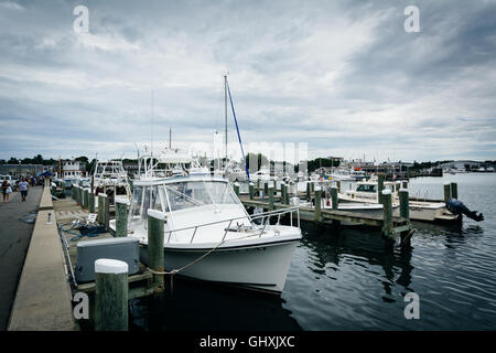 Des bateaux et des quais dans le port de Hyannis, Cape Cod, Massachusetts. Banque D'Images