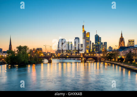 Frankfurt am Main paysage urbain avec la construction de gratte-ciel dans la nuit à Francfort, Allemagne Banque D'Images