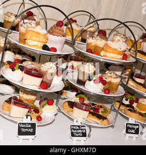 Square close up de gâteaux et pâtisseries organisé sur cake est à un salon de thé. Banque D'Images