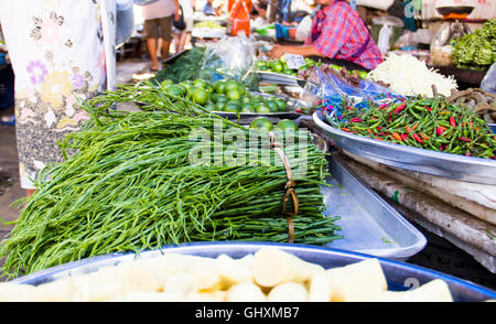 Des produits frais au marché de rue a Bangkok Banque D'Images