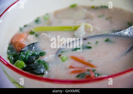 Bol de Tom Kha Gai fraîchement préparé, Thai Curry Coco soupe, lors d'une école de cuisine thaï en Thailande Banque D'Images